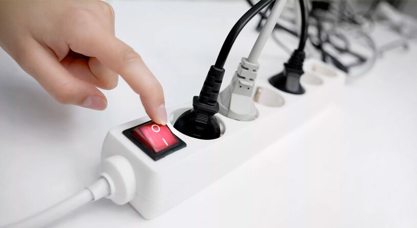 Turning off the power to the extension cord